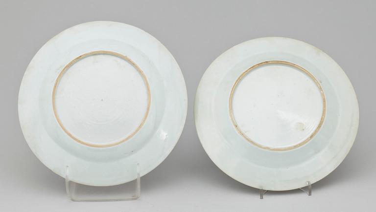 TALLRIKAR, 2 st. Porslin. Kina, Qianlong (1736-95).