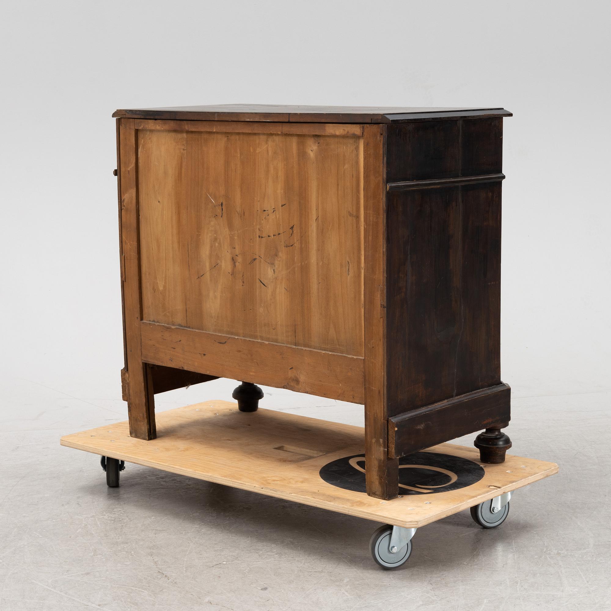 An end of the 19th Century chest of drawers.