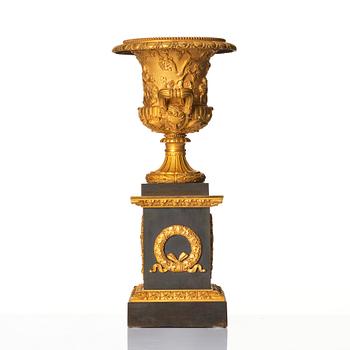 A French Empire gilded and patinated bronz urn, early 19th century.