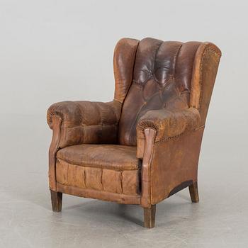 AN LEATHER EASY CHAIR FIRST HALF OF 20TH CENTURY,