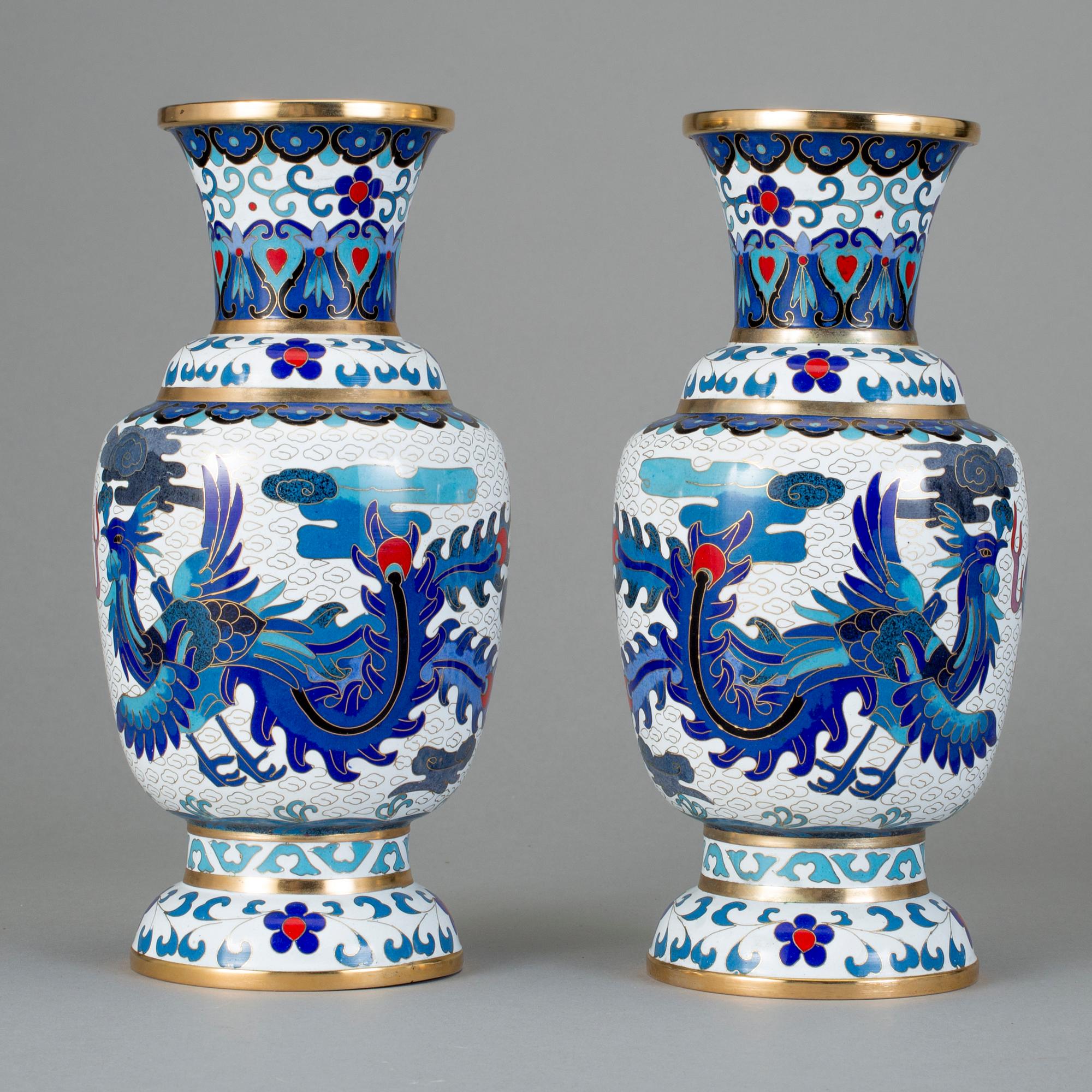URNOR, ett par, cloisonné, 1900-tal.