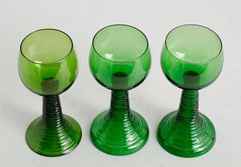 REMMARE, 12 st snarlika, grönt glas, 1900-talets mitt.