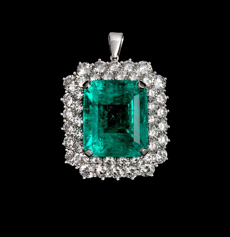 An important Colombian step cut emerald and diamond pendant, 32.31 cts, and 44 brilliant cut diamonds, tot. app. 8.70 cts.