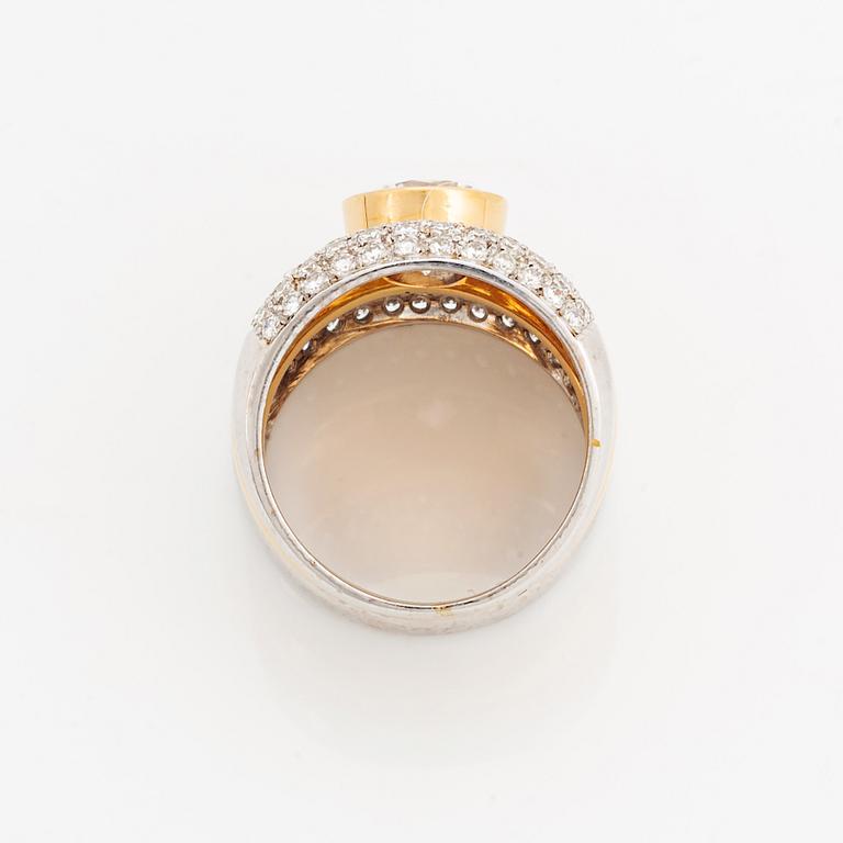 Ring med briljantslipade diamanter.