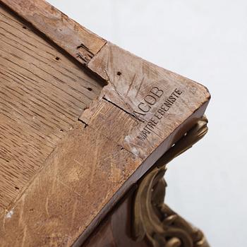 A Louis XV-style commode late 19th century.