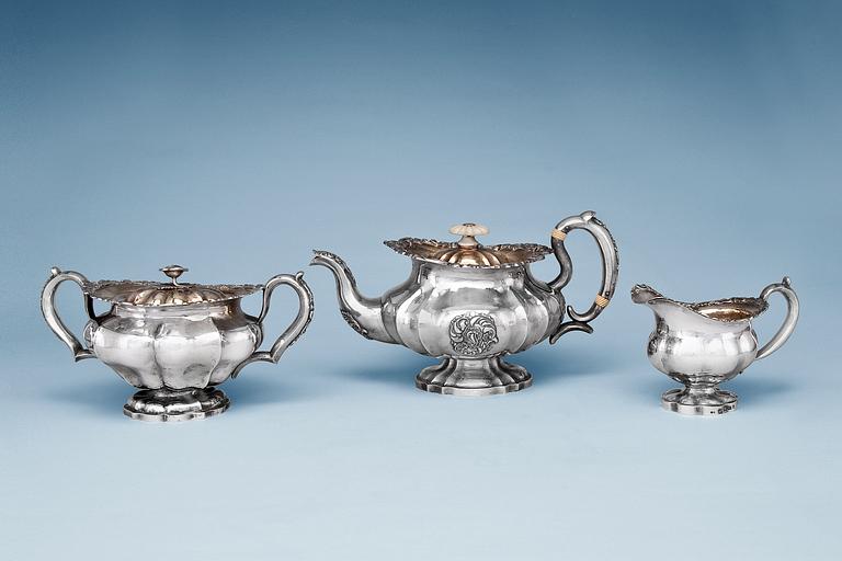 A THREE PIECE TEA SERVICE.