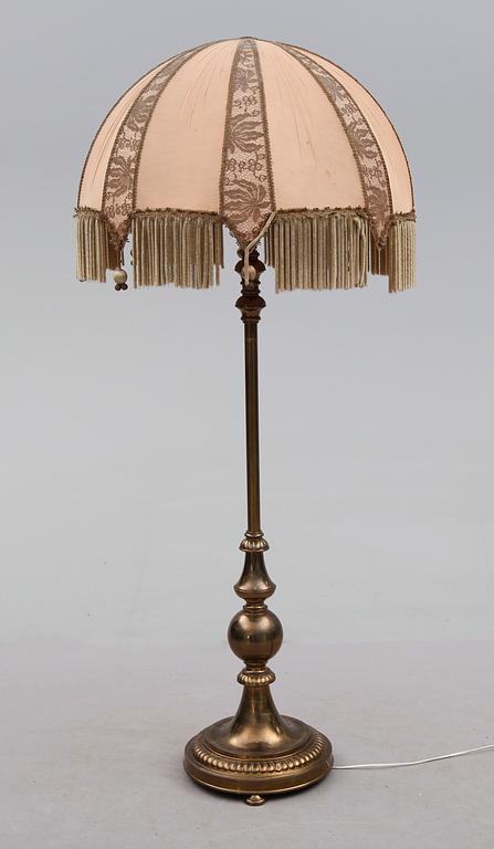 GOLVLAMPA, 1900-talets första hälft.