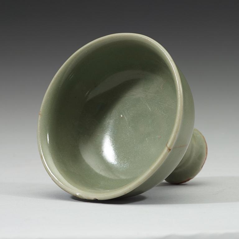 A Longquan celadon glazed stemcup, Ming dynasty (1368-1644).