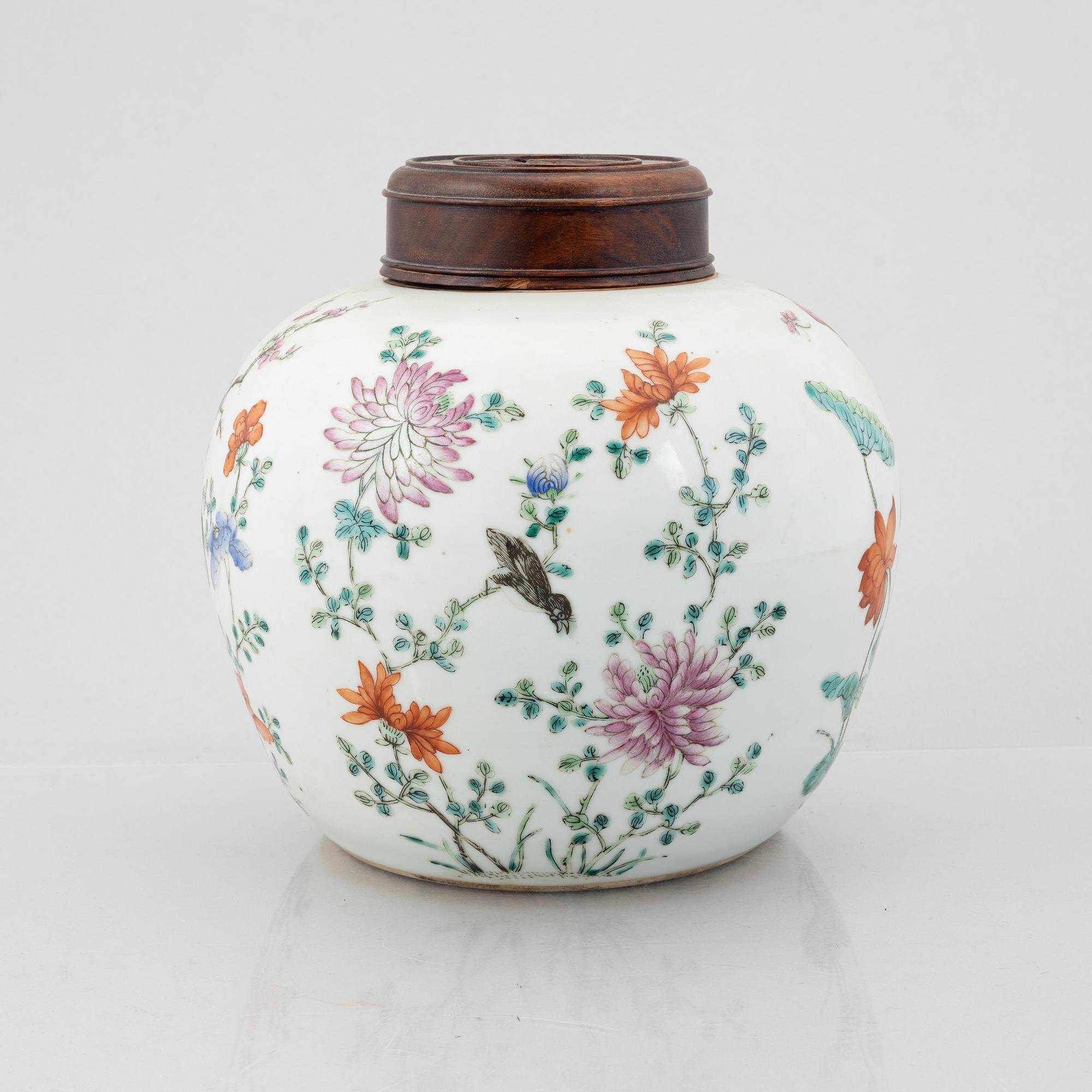 A Chinese famille rose porcelain jar, Qing dynasty.