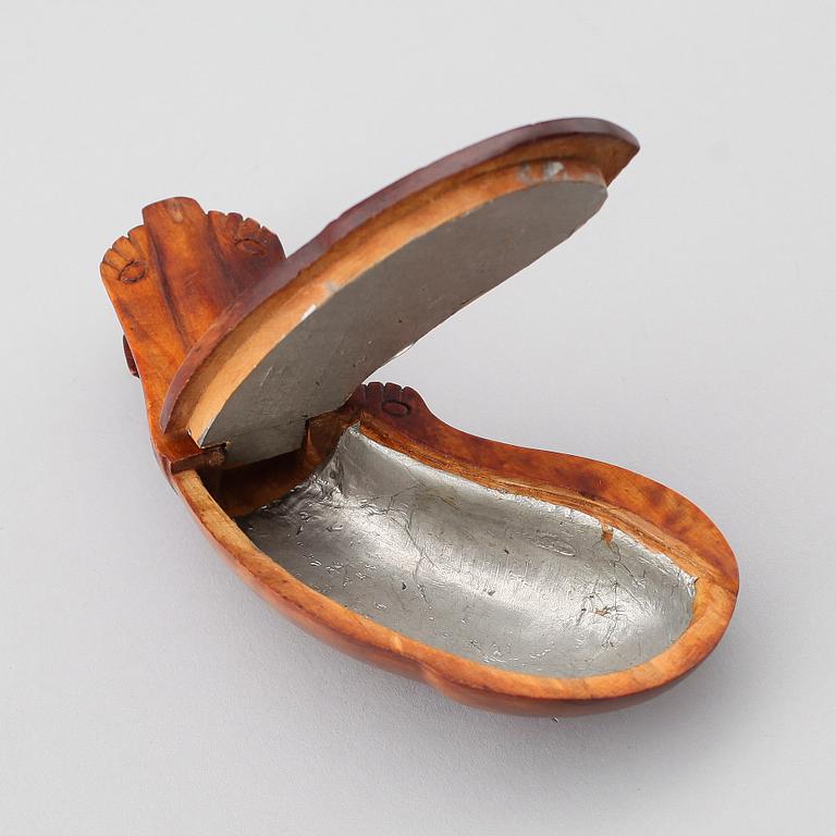 SNUSHUND, skuret trä, 1900-tal.