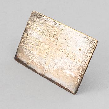 A box with nail covers, cigarett holders, a card, a pendant and some tools, China, circa 1900.