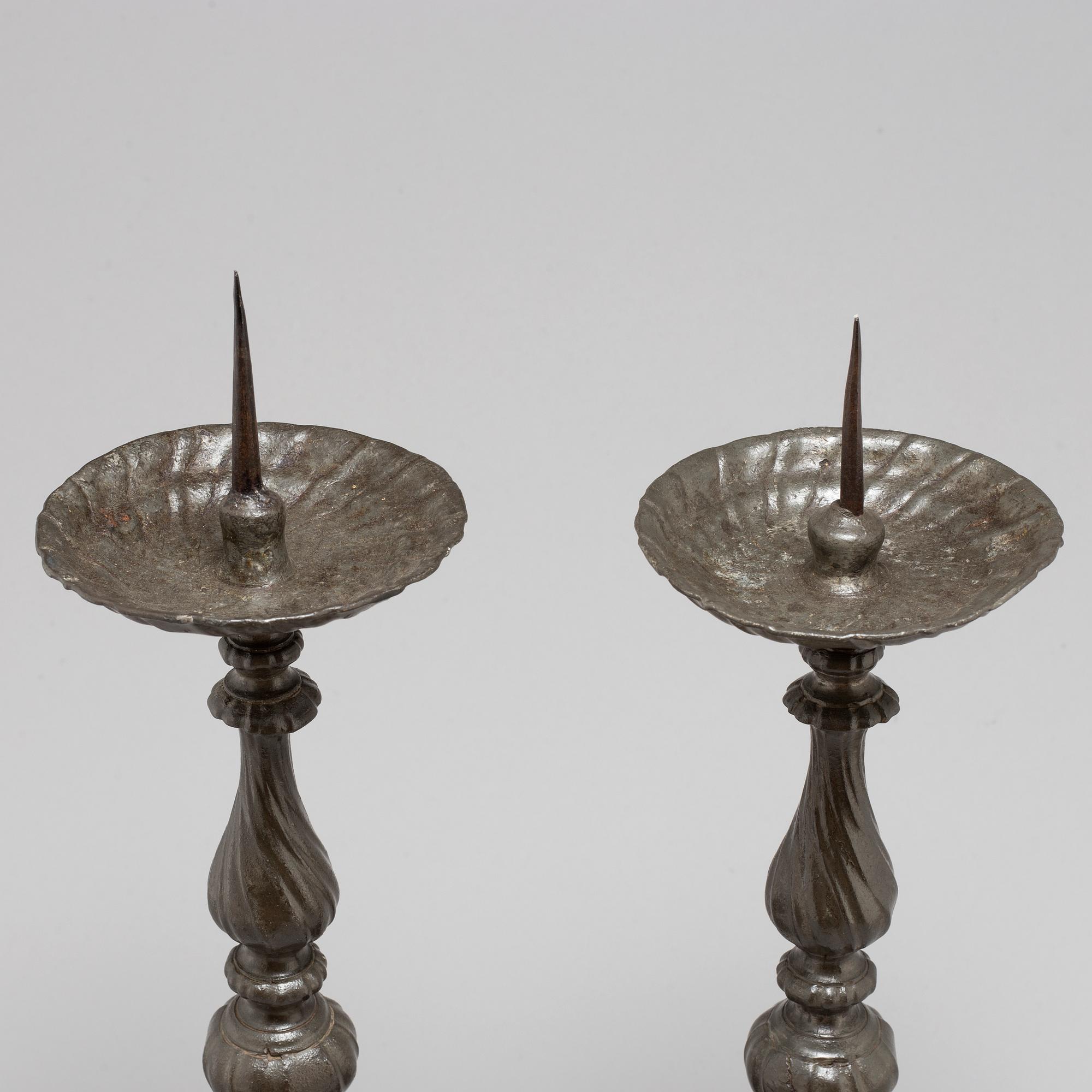 LJUSSTAKAR, ett par, tenn, 1600-/1700-tal.