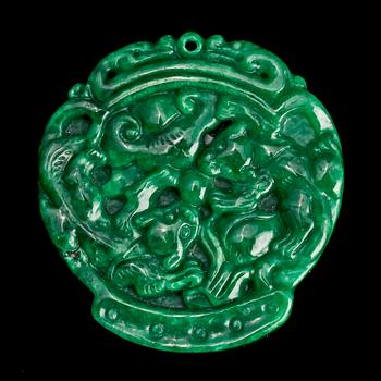 AMULETT, grön sten. Kina 1900-tal.