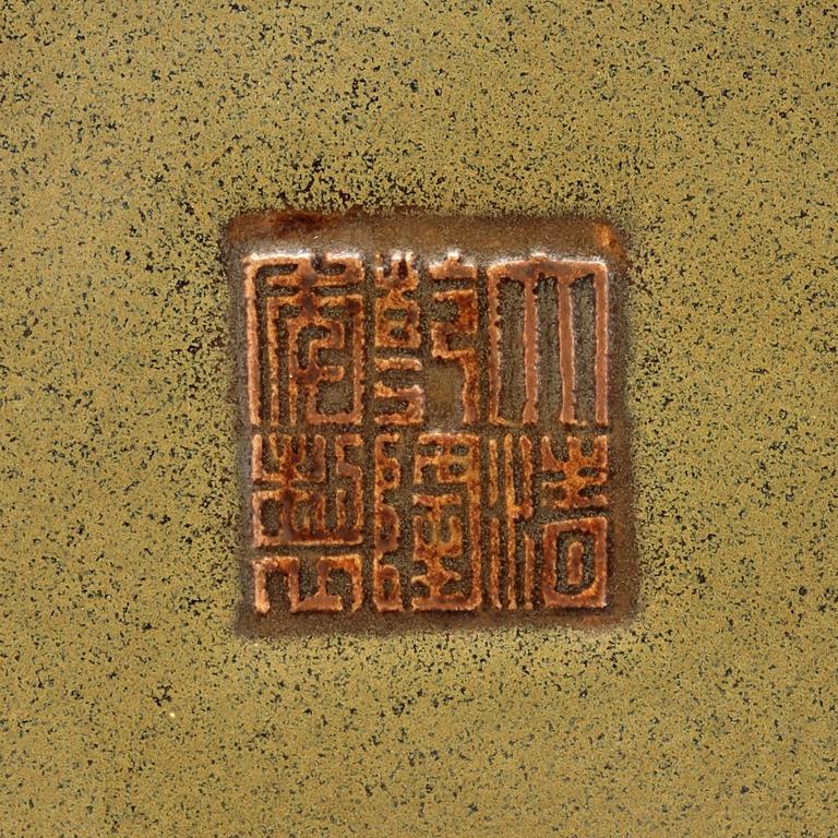 A Chinese tea dust green vase, with Qianlong seal mark.