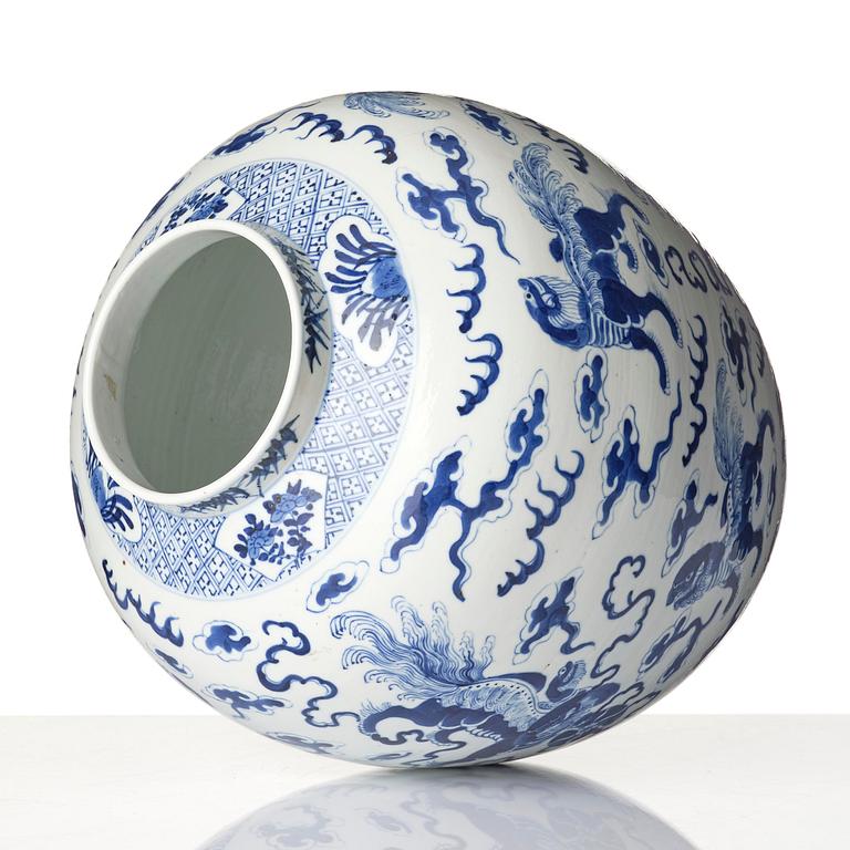 A blue and white 'buddhist' lion jar, Qing dynasty, 19th century.
