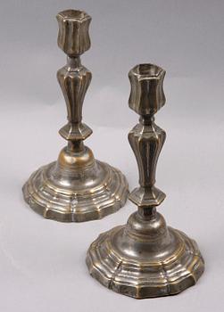 LJUSSTAKAR, ett par, förtennad mässing, barock, 1700-tal.