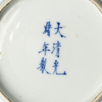 A pair of dragon dishes, Qing dynasty with Guangxu six character mark and of the period (1875-1908).