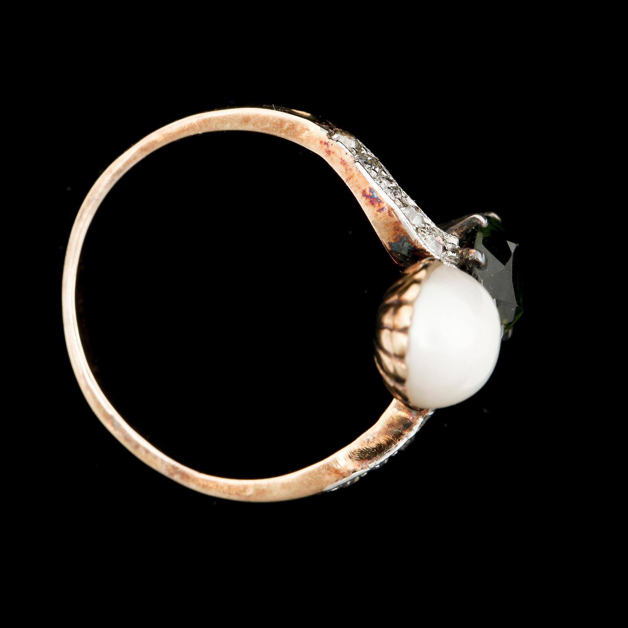 RING, guld med grön turmalin och halvpärla och små diamanter. Vikt 2 g.