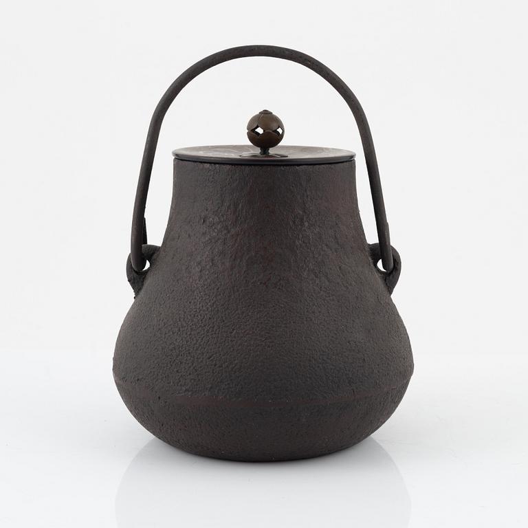 A Japanese iron vessel with cover, Meiji period (1868-1912).