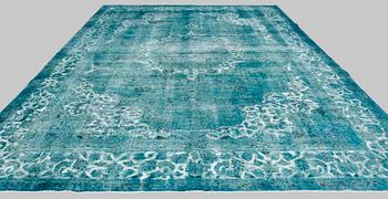 An oriental 'Vintage' carpet, c. 380 x 290 cm.