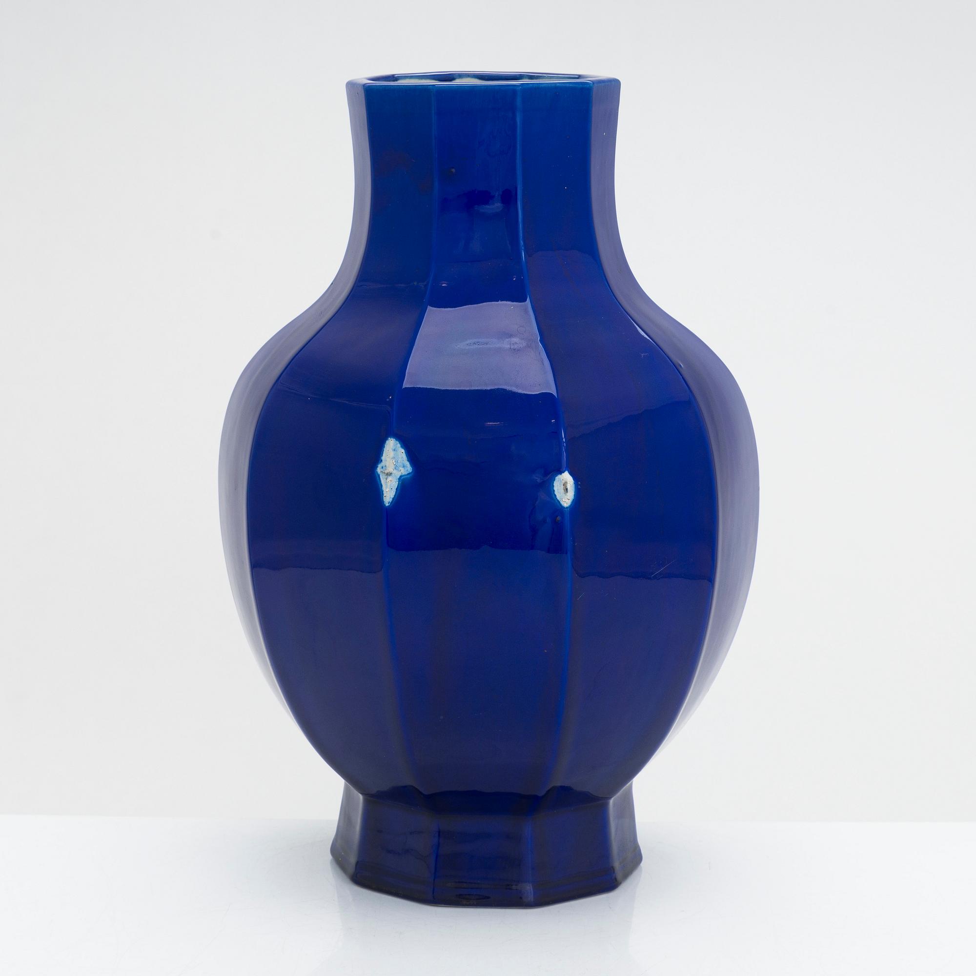 A porcelain vase, China, 20th century.
