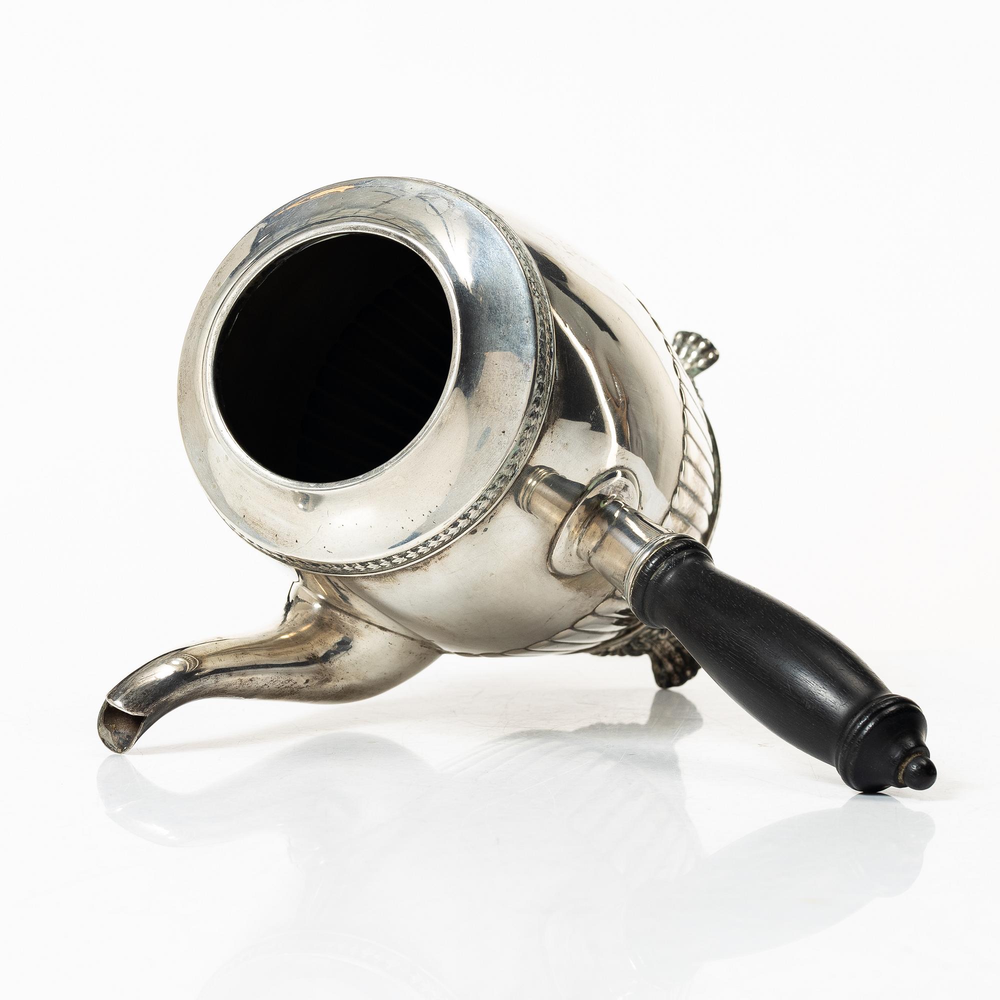 Kaffekanna, silver, sengustaviansk stil, C.G. Hallberg, Stockholm, 1917.