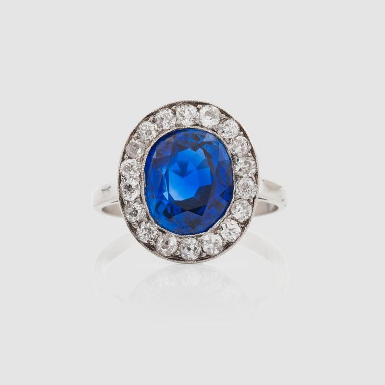 RING med obehandlad safir 4.48 ct samt briljantslipade diamanter totalt ca 0.75 ct.
