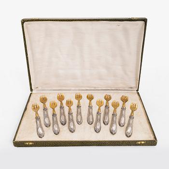 A set of twelve oyster forks, handles in silver, France, first half of the 20th century.