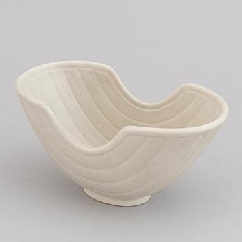 Gunnar Nylund, a set of two stoneware lidded bowls and a bowl, Rörstrand 1940's.