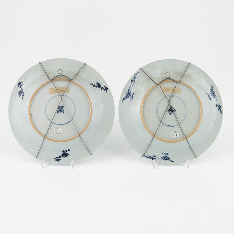 A pair of blue and white porcelain plates, Kangxi, 18th century.