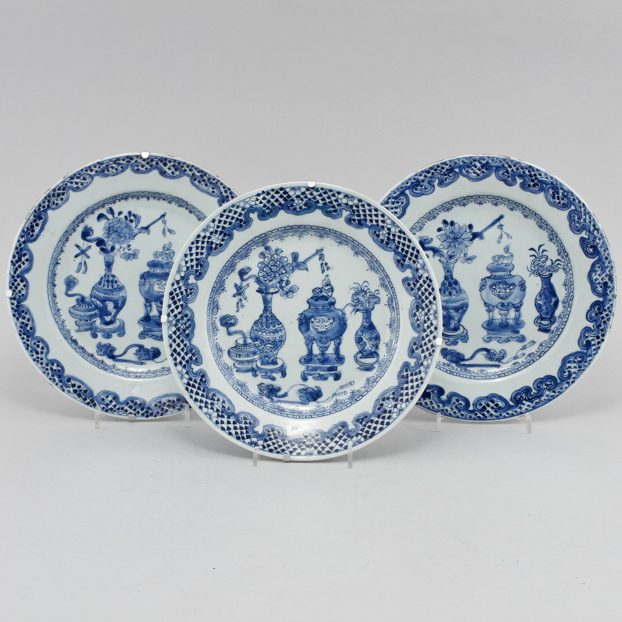 TALLRIKAR, 3 st, porslin, Kina, 1700-tal.