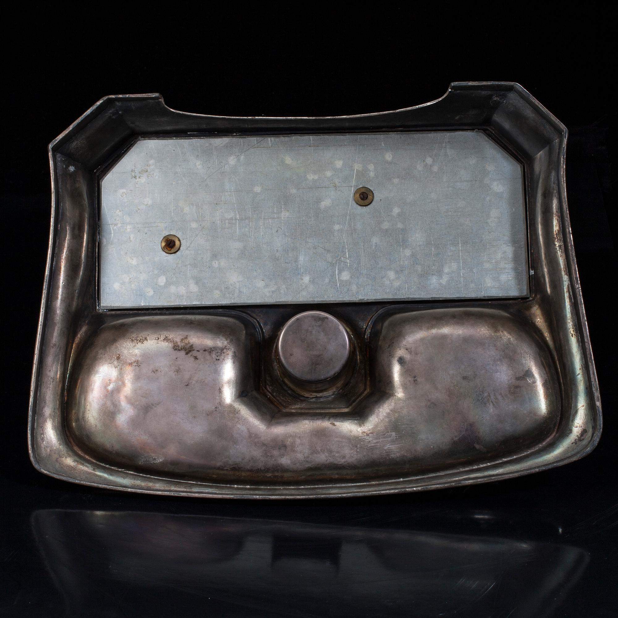 SKRIVSTÄLL med jockeyn Fred Archer till häst. Vitmetall. Sannolikt England, sent 1800-tal.