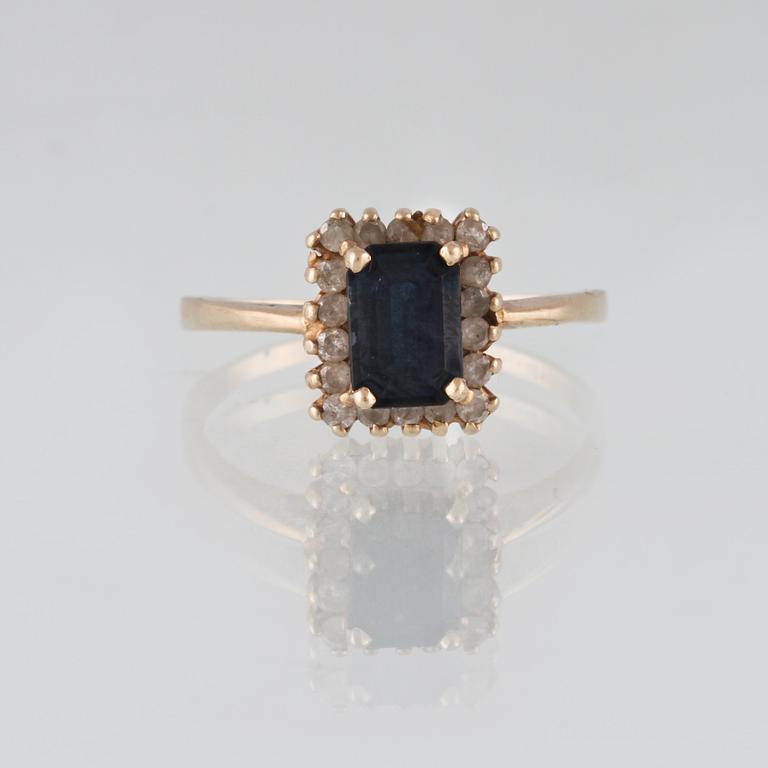 RING, 8K guld, samt blå safir och diamanter. Vikt 2,7 gram.
