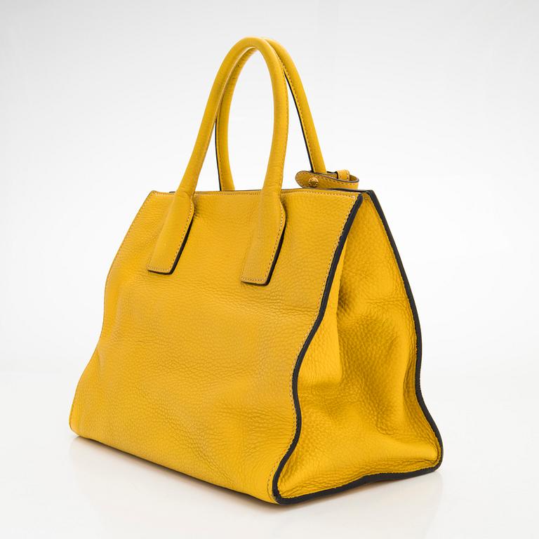 Prada, a 'Vitello Daino Tote' bag.