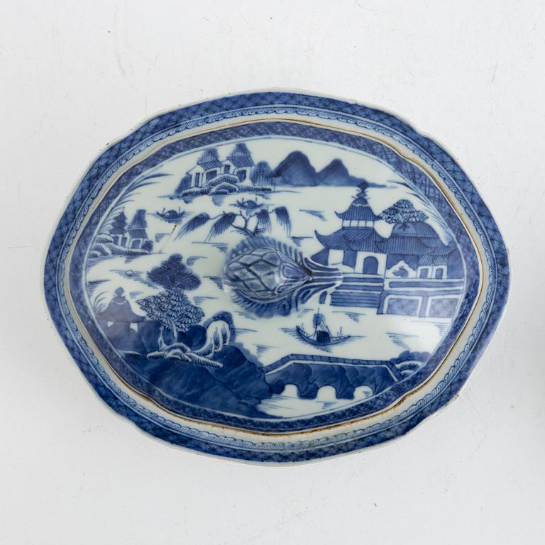 A pair of blue and white covered porcelain dishes, China, Qing dynasty, around 1800.