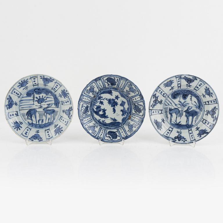 Three blue and white kraak dishes, Ming dynasty, Wanli (1572-1622).