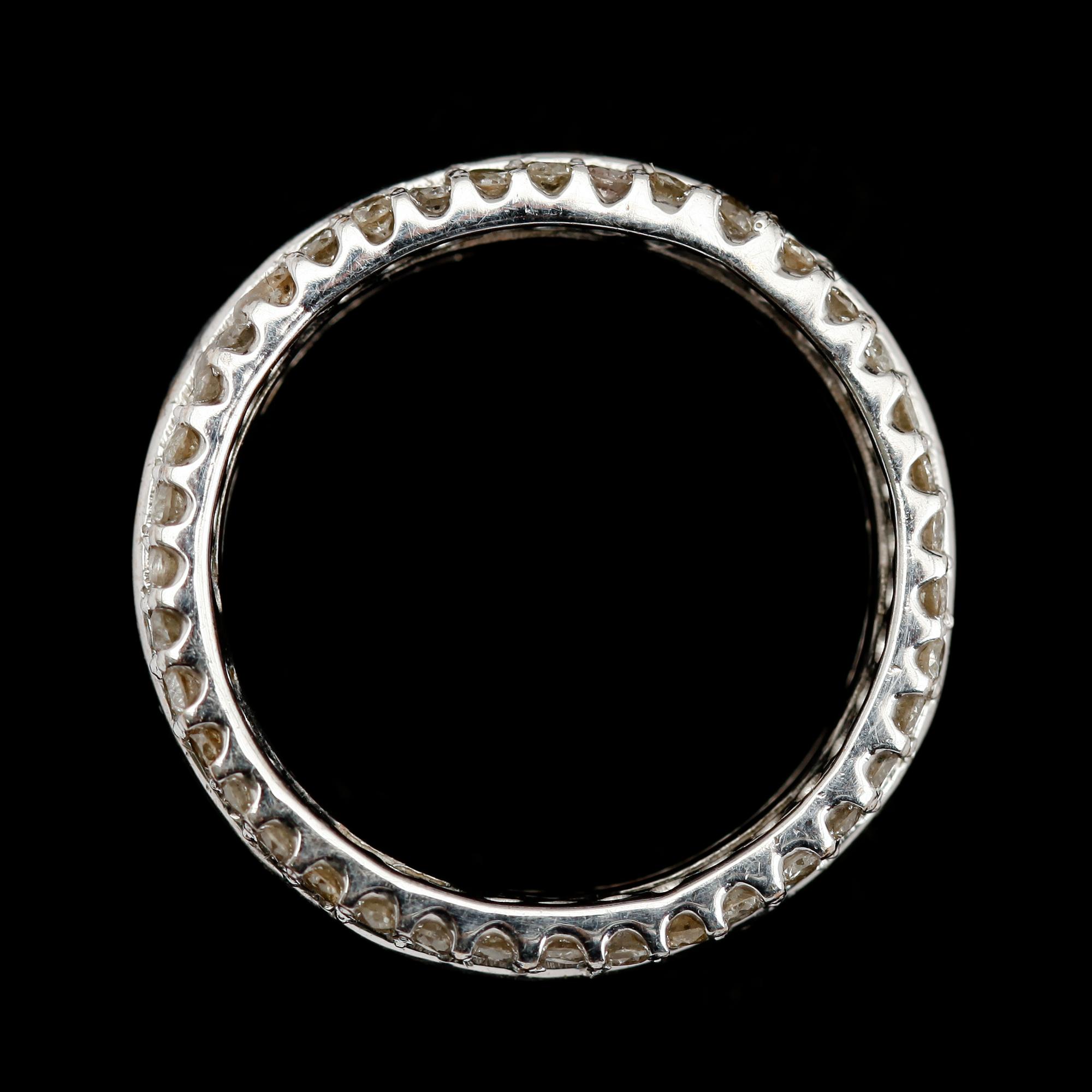 RING, 8 k vitguld, briljantslipade diamanter tot ca 1.0 ct, princesslipade safirer tot ca 2.55 ct.
