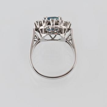 RING, 18K vitguld med ovalslipad blå safir 2.26 ct samt briljantslipade diamanter 0.90 ct, Ove Lundgren, Stockholm.
