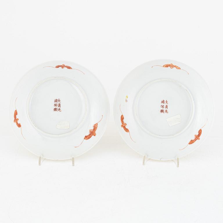 A pair of Chinese porcelain dishes, first half of the 20th century.