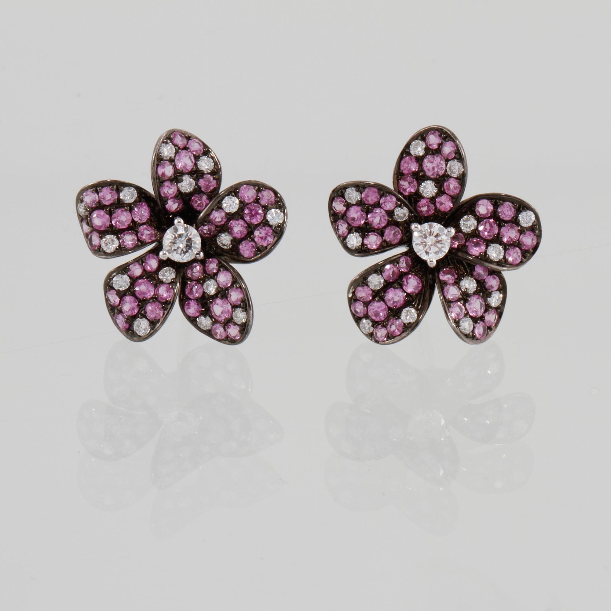 ÖRHÄNGEN, 18K vitguld och svärtat guld med briljantslipade diamanter 0.44 ct och rosa safirer 1.60 ct. Vikt 5,3 gram.