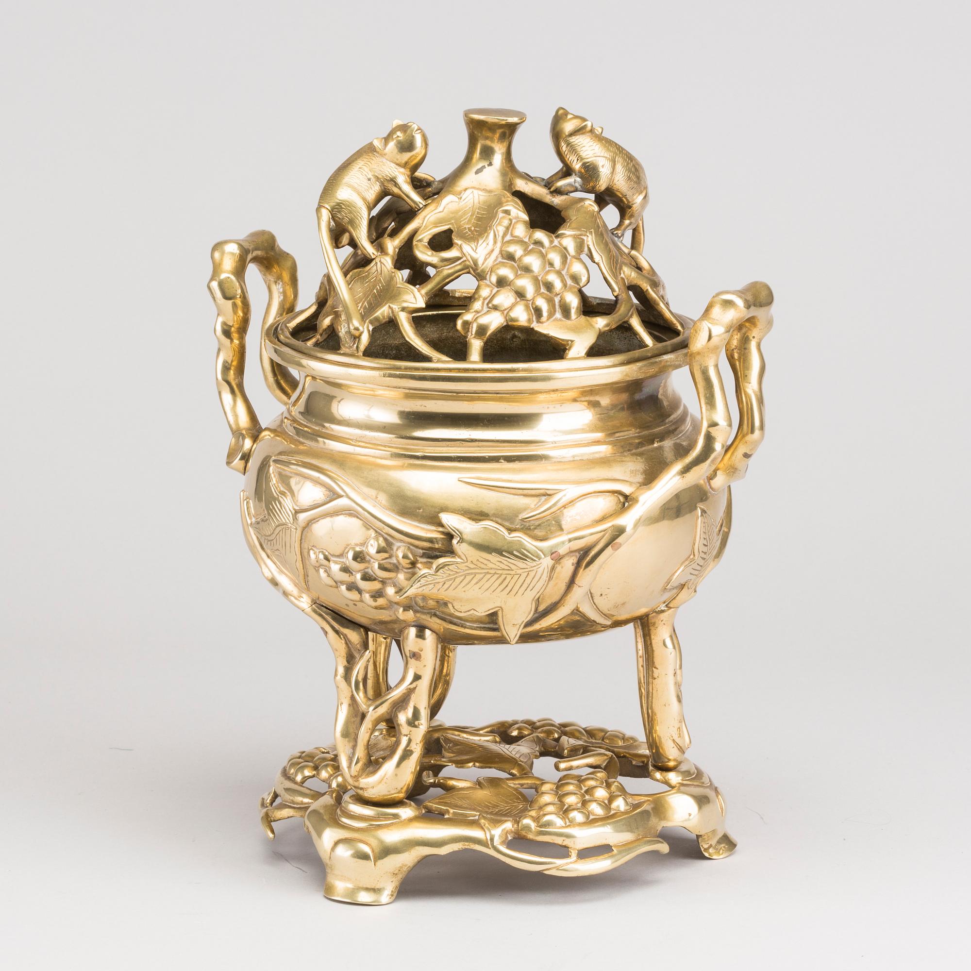 RÖKELSEKAR PÅ STÄLL, brons. Kina, 1900-tal.