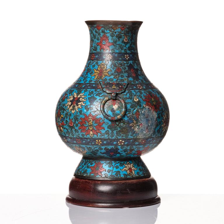 Kruka, Hu, cloisonné. Mingdynastin (1368-1644).
