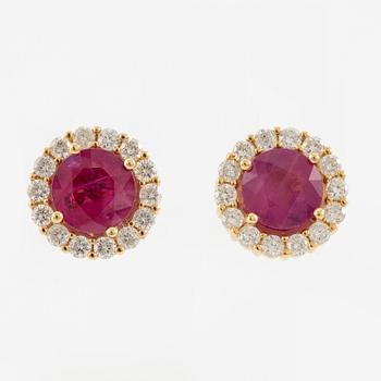 Örhängen 18K guld med rubiner och briljantslipade diamanter.
