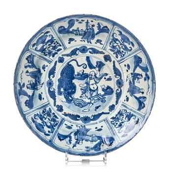 1303. A blue and white kraak dish, Ming dynasty (1572-1620).