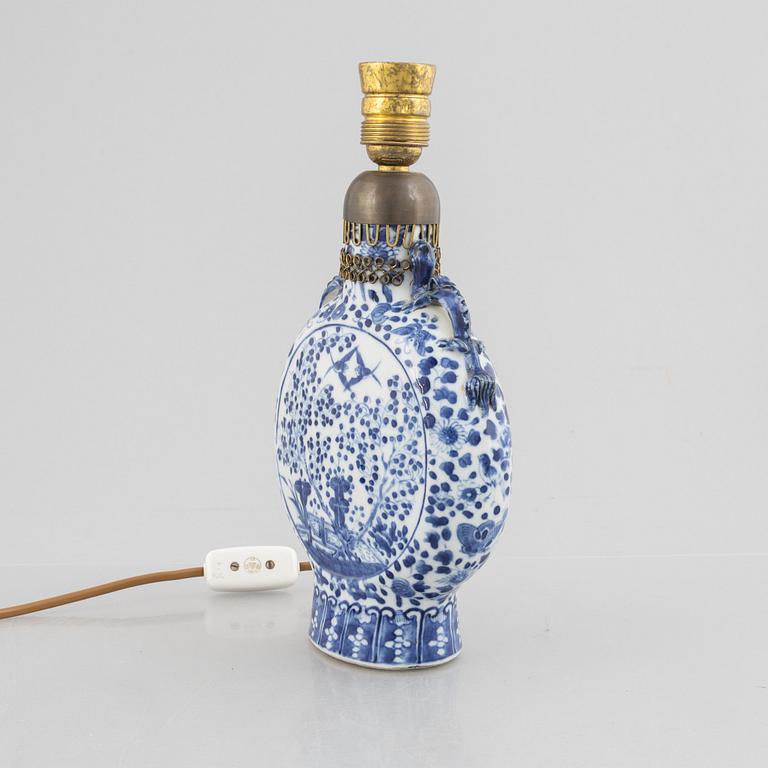 A blue and white porcelain moon flask altered into a table lamp, China, Qing dynasty, 19th century.