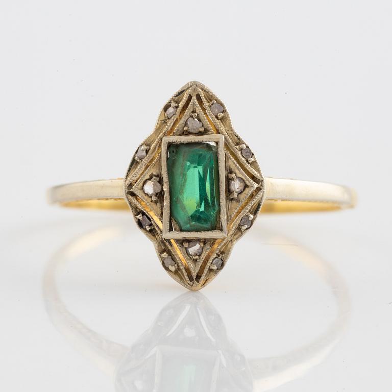 Ring, guld med rosenslipade diamanter och grön paste.