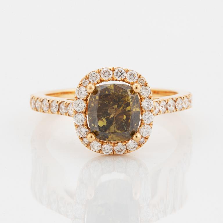 Ring med cushionformad natural fancy brownish yellow diamant, 
2,16 ct, med certifikat IGI.