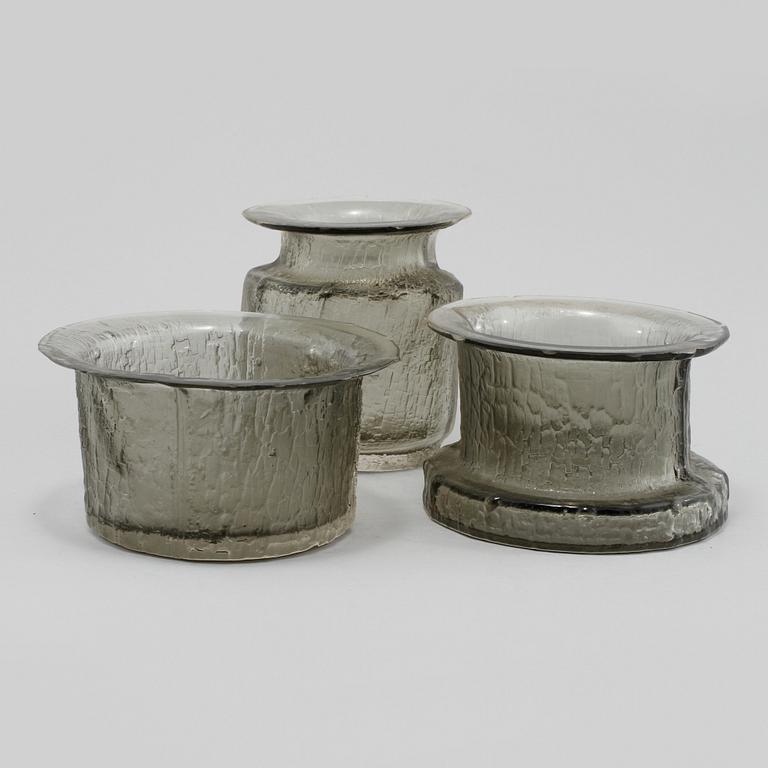 VAS samt SKÅLAR, 2 st, glas, Timo Sarpaneva, signerade, Iittala, 1900-talets andra hälft.