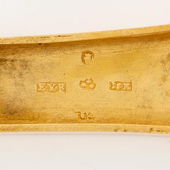 A Swedish 18K gold case, Erik Ytterbom, Stockholm 1810 and a 18K gold spatula, Gustaf Möllenborg, Stockholm 1866.