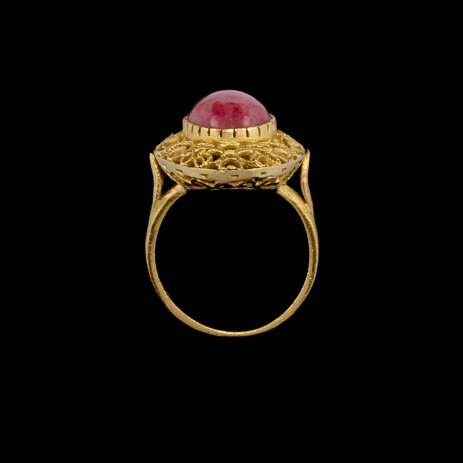 RING, 18k guld med cabochonslipad rodonit, Alessandria, Italien, 1900-talets tredje kvartal. Vikt 7 g.
